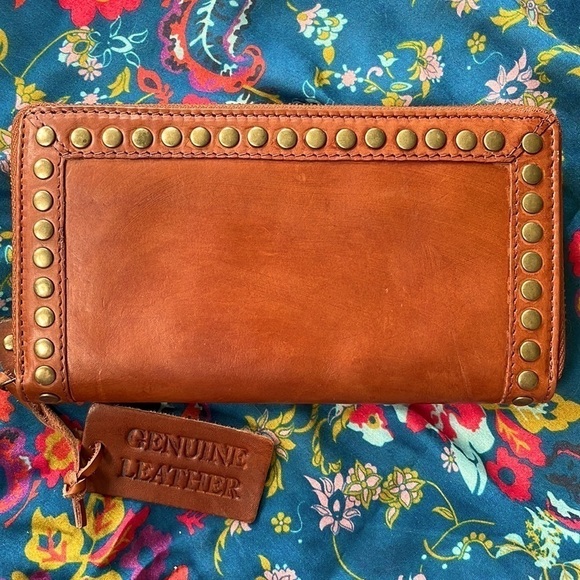 Brand New Genuine Leather Brown Wallet Gold Tone Vintage Studs Zip Around Wallet - Picture 1 of 13